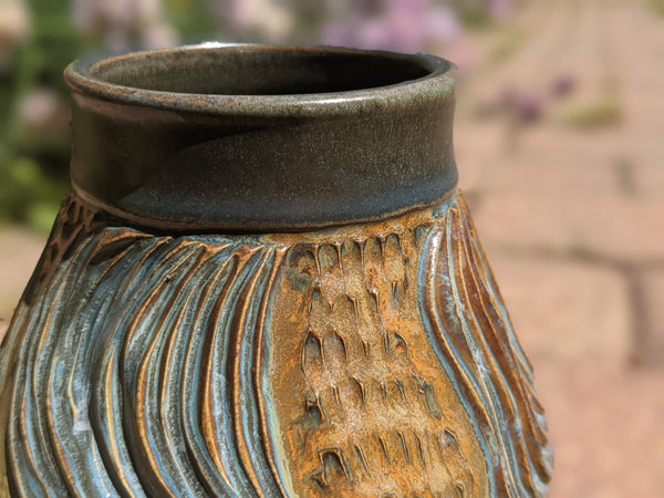Vase: Waves